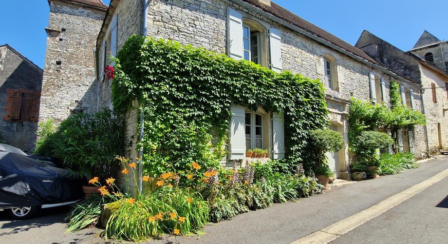 Demeure de charme avec Patio, piscine, tour au toit de lauze et jardin bucolique.