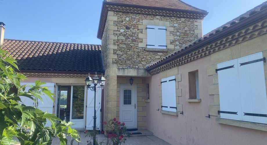 Vaste maison contemporaine de plain-pied proche des commerces