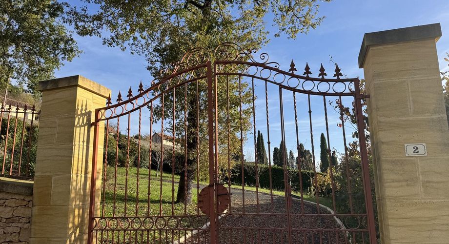 Élégante  maison contemporaine avec piscine et jolie vue,   dans un quartier résidentiel