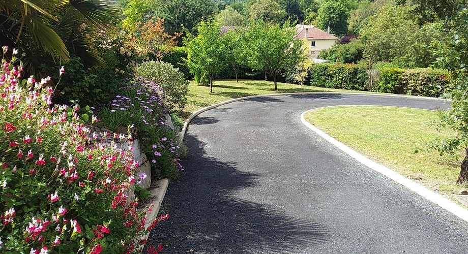 Élégante  maison contemporaine avec piscine et jolie vue,   dans un quartier résidentiel