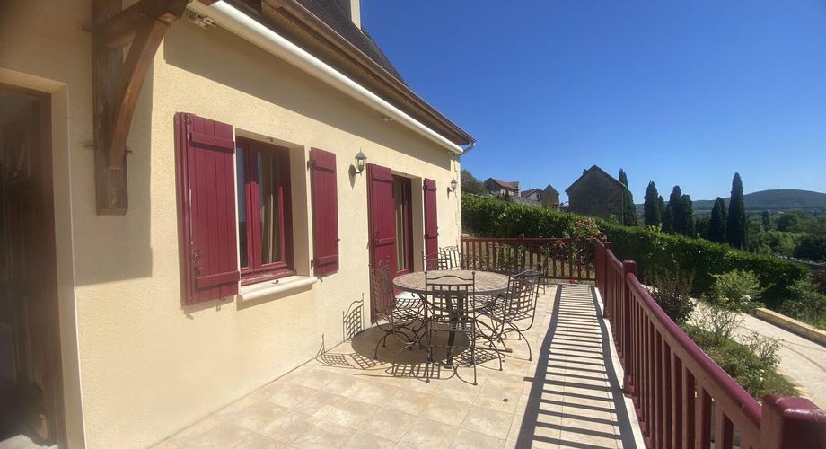 Élégante  maison contemporaine avec piscine et jolie vue,   dans un quartier résidentiel