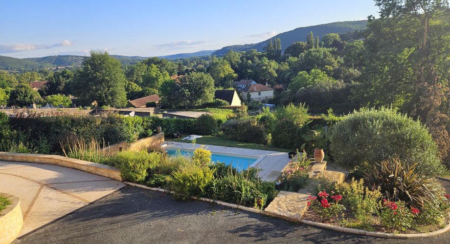 Élégante  maison contemporaine avec piscine et jolie vue,   dans un quartier résidentiel