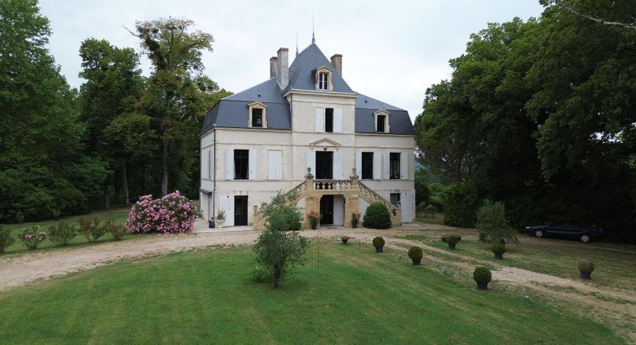 Élégant manoir XIXe avec grand jardin, proche des commerces – Périgord Pourpre