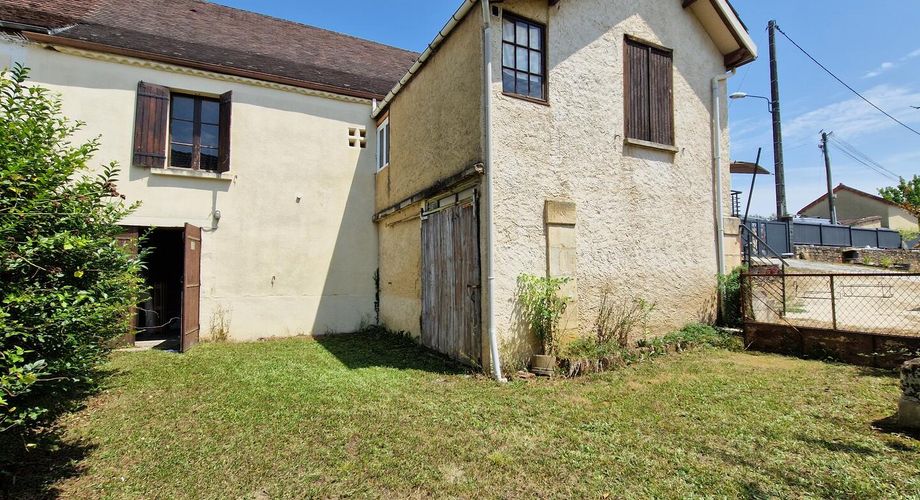 Maison ancienne en pierres apparentes proche des commerces