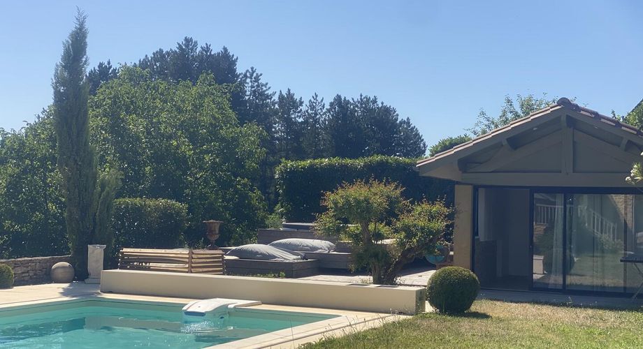 Maison en pierre avec piscine et jacuzzi