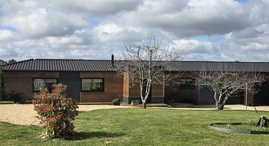 Grande maison contemporaine avec piscine et vue dégagée 