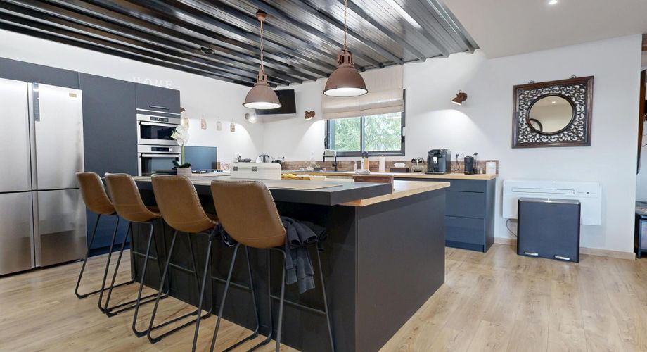 Grande maison contemporaine avec piscine et vue dégagée 