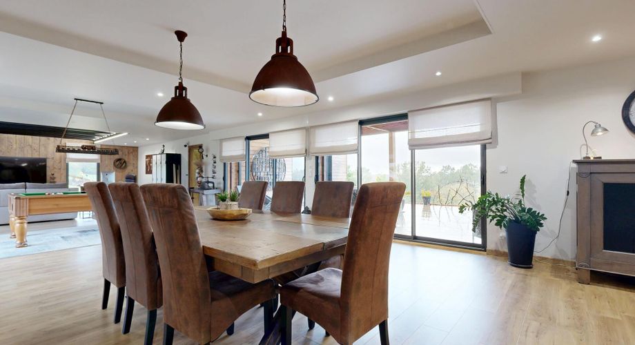 Grande maison contemporaine avec piscine et vue dégagée 