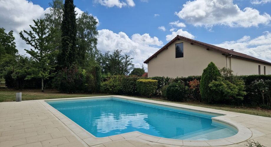 Maison de village de caractère avec piscine et terrain de 1875m2