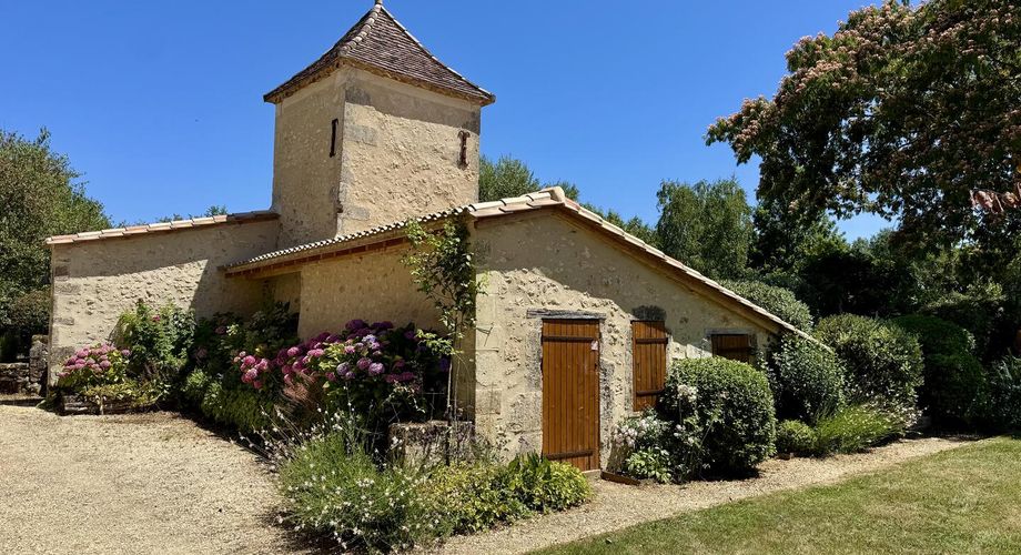 Le charme de l’ancien, la perfection de la rénovation et les vues que le Périgord peut offrir.