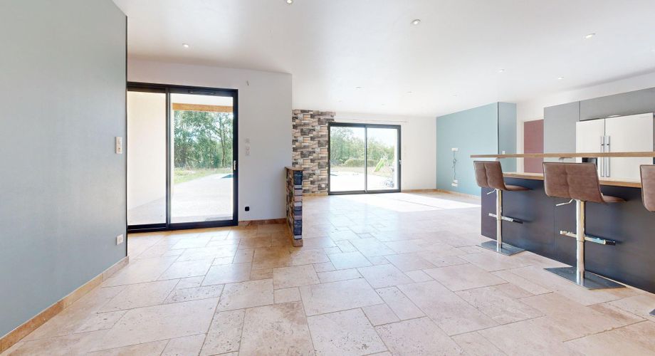 Maison moderne de plain pied proche Sarlat: un cadre de vie idéal pour tous projets!