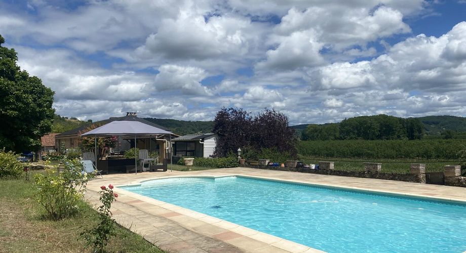 Demeure de charme en pierre - Proche commerces, cadre privilégié