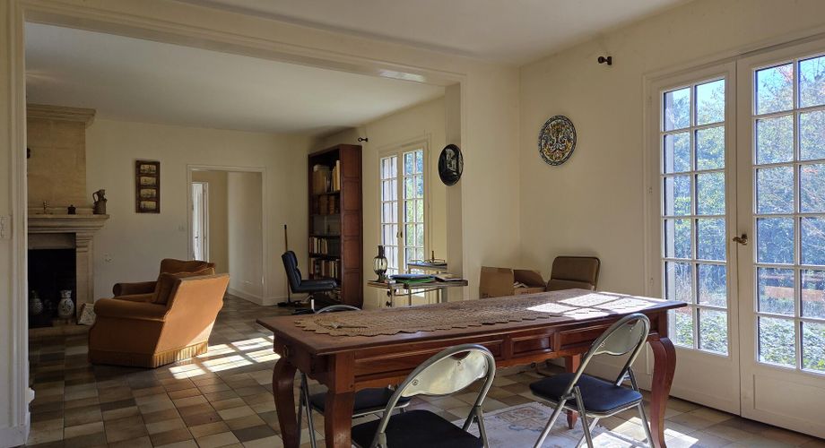 Maison de plain-pied à rafraichir de 3 chambres et grand terrain au calme