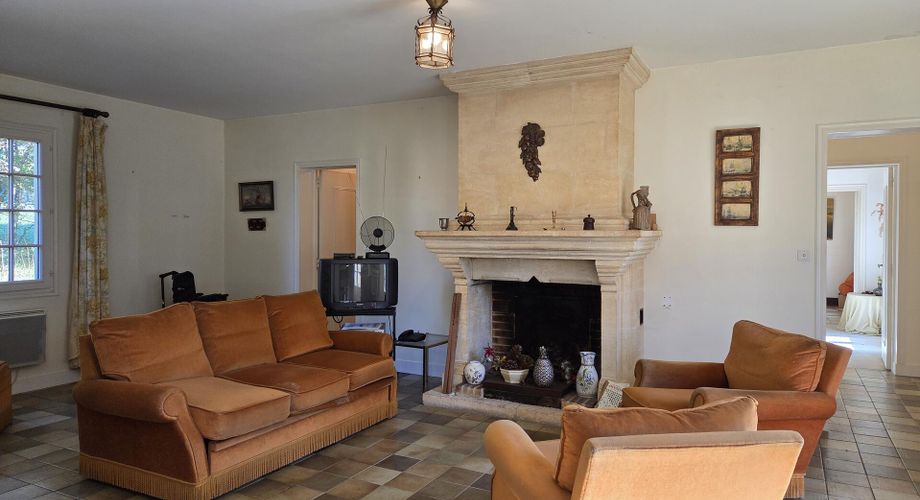 Maison de plain-pied à rafraichir de 3 chambres et grand terrain au calme