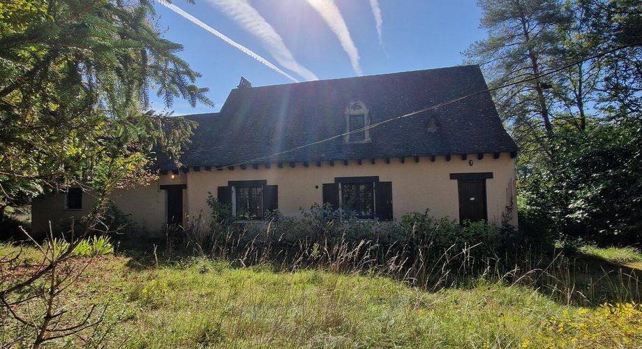 Maison de plain-pied à rafraichir de 3 chambres et grand terrain au calme