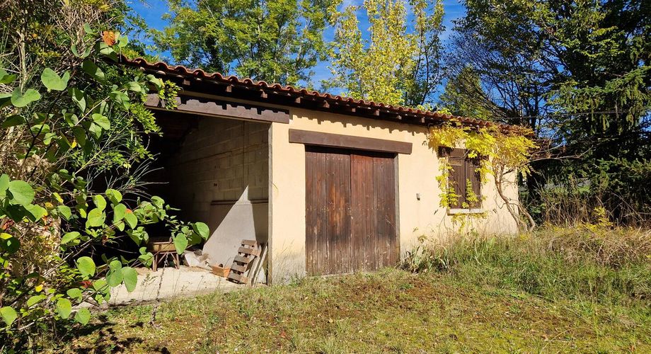 Maison de plain-pied à rafraichir de 3 chambres et grand terrain au calme