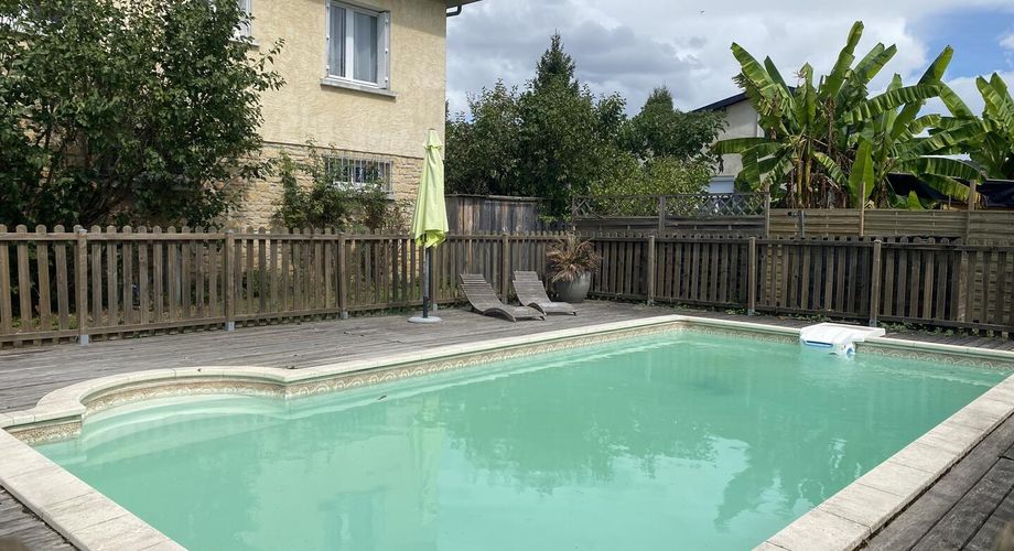 Maison contemporaine avec piscine à deux pas des commerces !