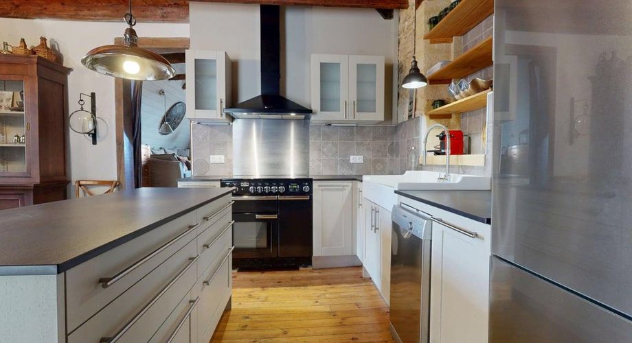 L'Élégance Discrète d'une Maison de Village, avec tous commerces