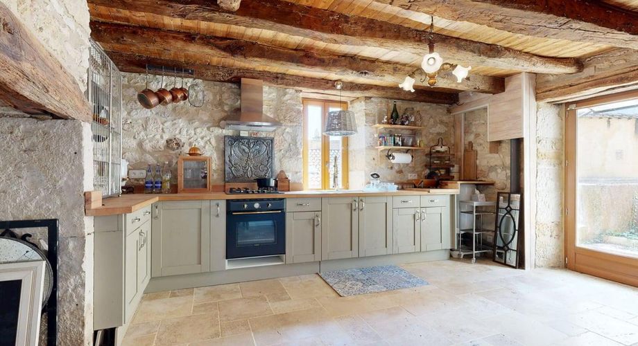 L'Élégance Discrète d'une Maison de Village, avec tous commerces