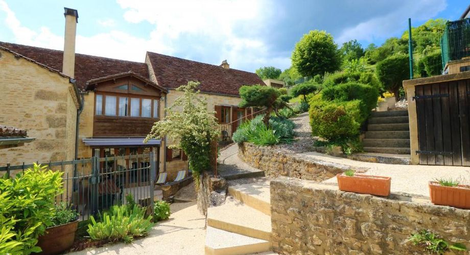 Maison de village ancienne avec jardin et piscine et vue !