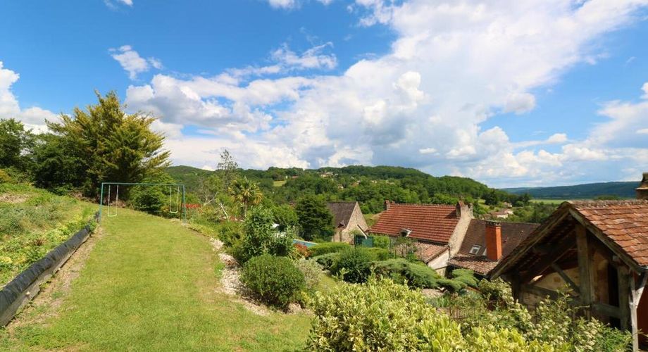 Maison de village ancienne avec jardin et piscine et vue !