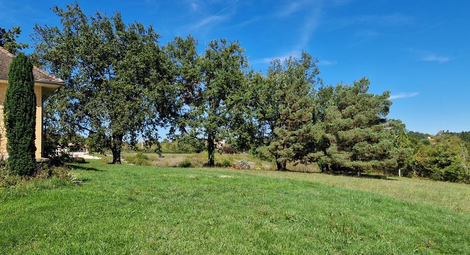 Large Périgord-style house with panoramic views on the village