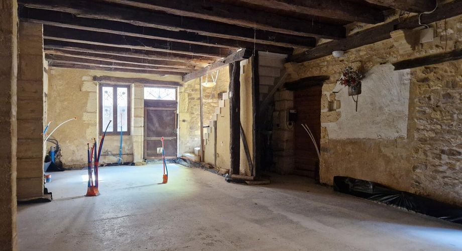 Maison de village ancienne en pierres avec intérieur à aménager