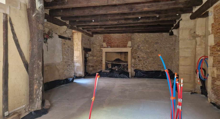 Maison de village ancienne en pierres avec intérieur à aménager
