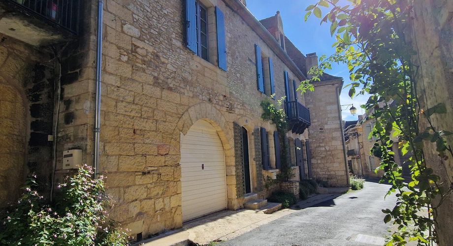 Demeure périgordine rénovée avec piscine et jardin clos dans village avec commerces.