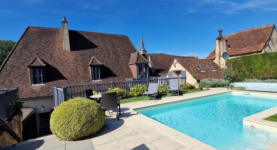Demeure périgordine rénovée avec piscine et jardin clos dans village avec commerces.