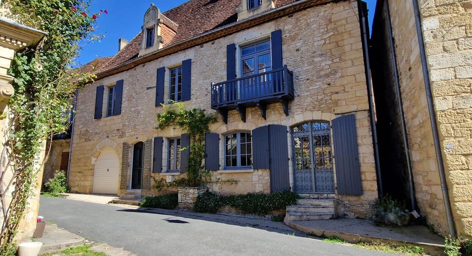 Demeure périgordine rénovée avec piscine et jardin clos dans village avec commerces.