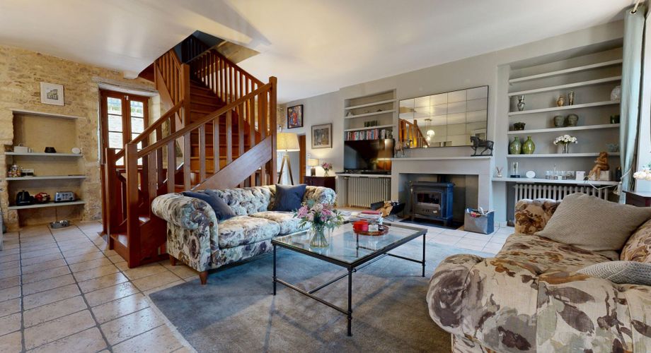 EXCLUSIVITE LABEL PIERRES. Demeure périgordine rénovée avec piscine et jardin clos dans village avec commerces.