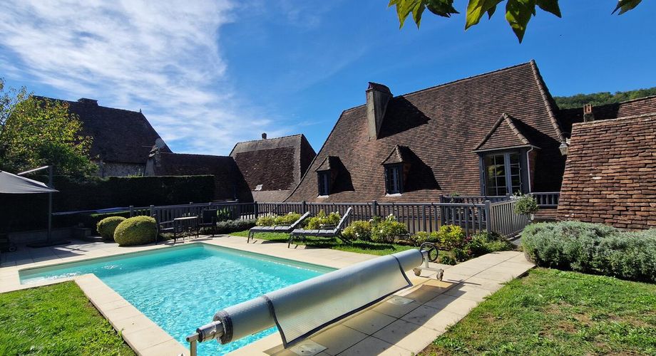 Demeure périgordine rénovée avec piscine et jardin clos dans village avec commerces.