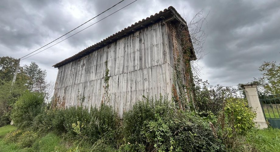 Maison de plain-pied avec grand terrain et ancien séchoir à tabac