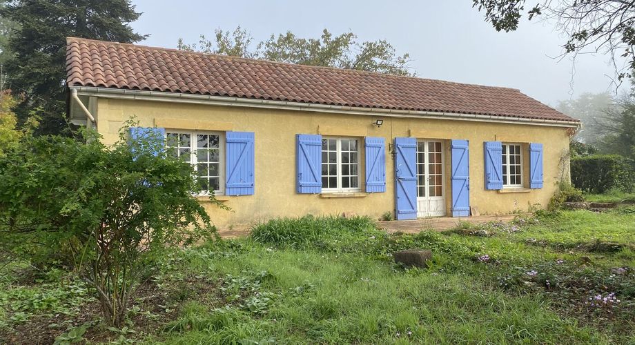 Maison de plain-pied avec grand terrain et ancien séchoir à tabac