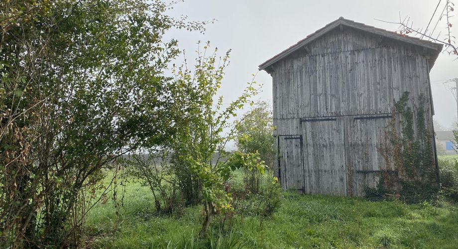 Maison de plain-pied avec grand terrain et ancien séchoir à tabac