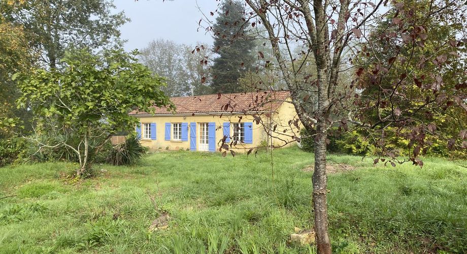 Maison de plain-pied avec grand terrain et ancien séchoir à tabac