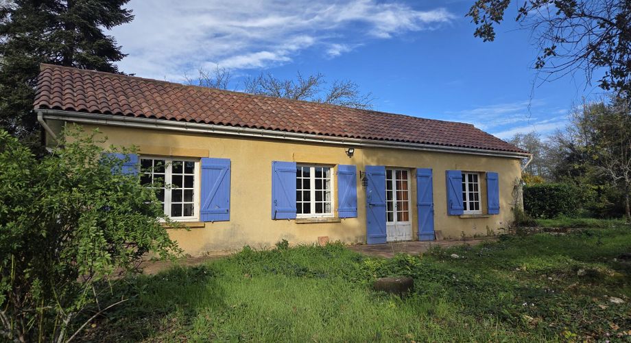 Maison de plain-pied avec grand terrain et ancien séchoir à tabac