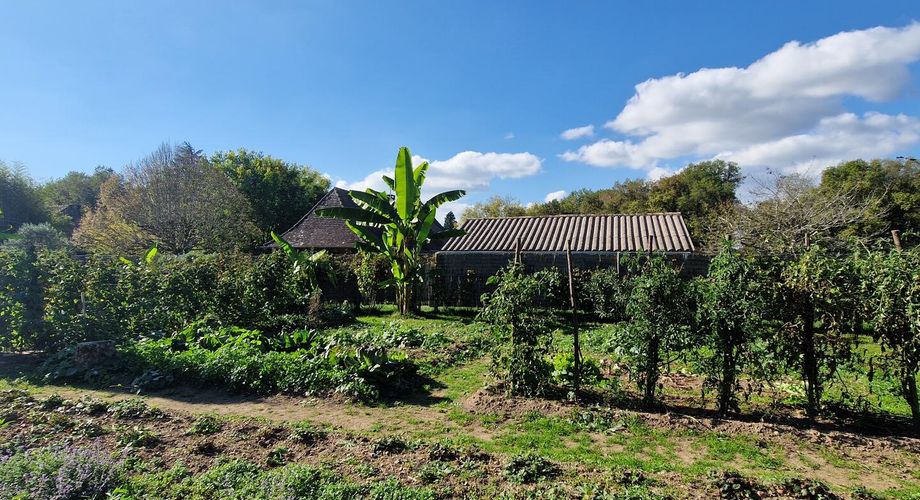 Atypique ancien hangar à tabac rénové dans bel environnement