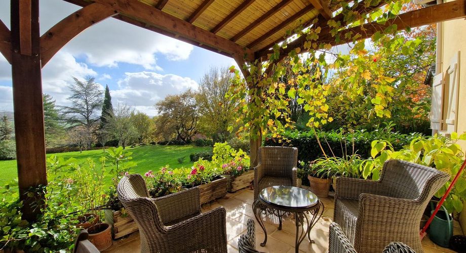 Perigordine sur hauteur avec vue degagée sur la Vallée.