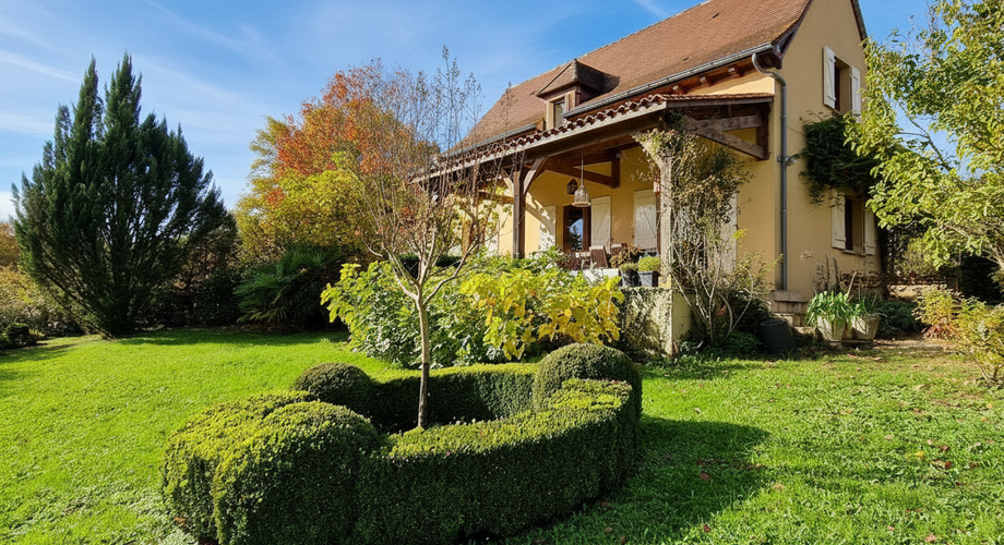 Perigordine sur hauteur avec vue degagée sur la Vallée.