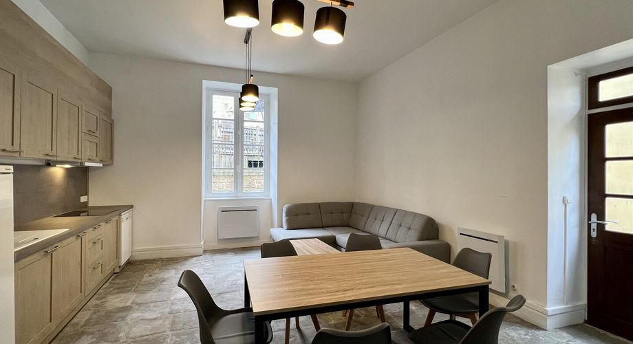 Bel immeuble ancien : Appartement rénové en plein cœur de SAINT-CYPRIEN et ses commerces (2 chambres, terrasse)