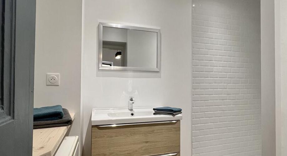 Bel immeuble ancien : Appartement rénové en plein cœur de SAINT-CYPRIEN et ses commerces (2 chambres, terrasse)