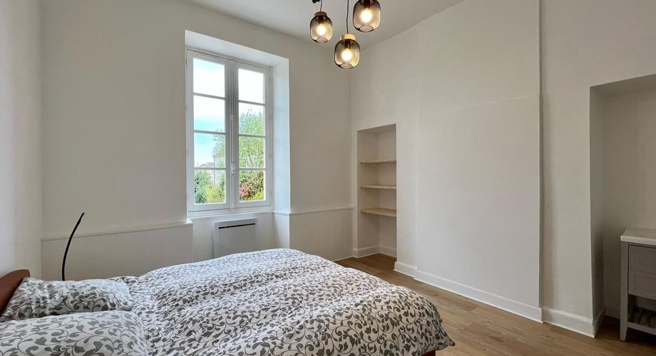 Bel immeuble ancien : Appartement rénové en plein cœur de SAINT-CYPRIEN et ses commerces (2 chambres, terrasse)