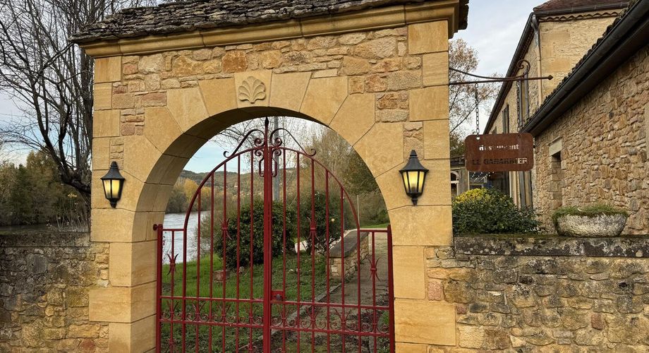 Propriété ancienne avec vue sur la Dordogne, idéale pour maison familiale ou projet de restaurant au bord de l’eau