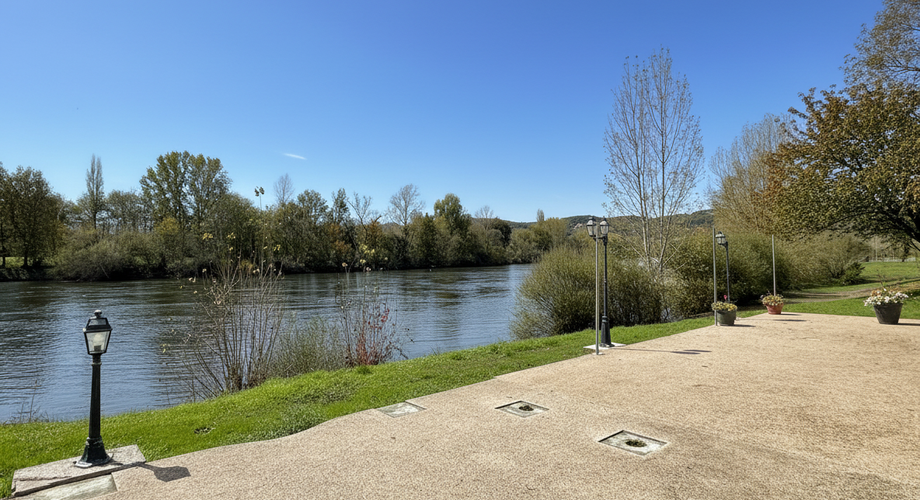 Propriété ancienne avec vue sur la Dordogne, idéale pour maison familiale ou projet de restaurant au bord de l’eau