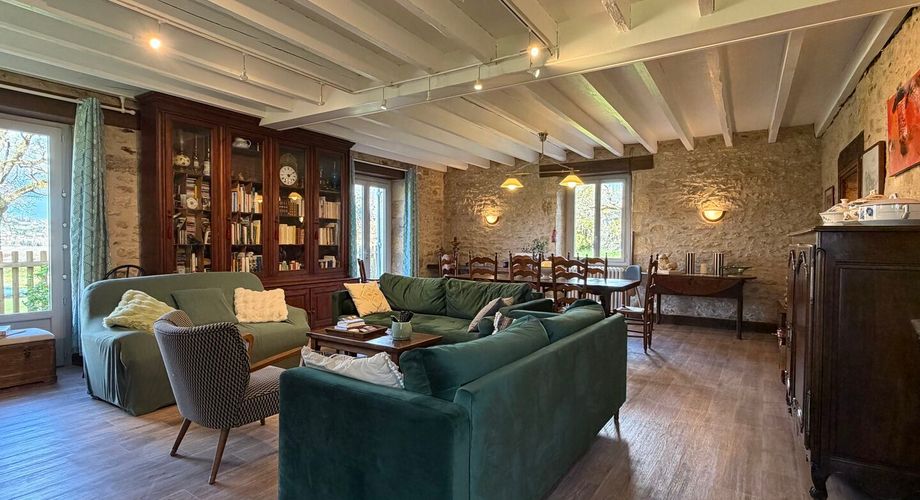 Une maison de caractère au cœur du Périgord Noir - Grande maison familiale avec piscine, vue sur le village et jardin, proche rivière Dordogne.