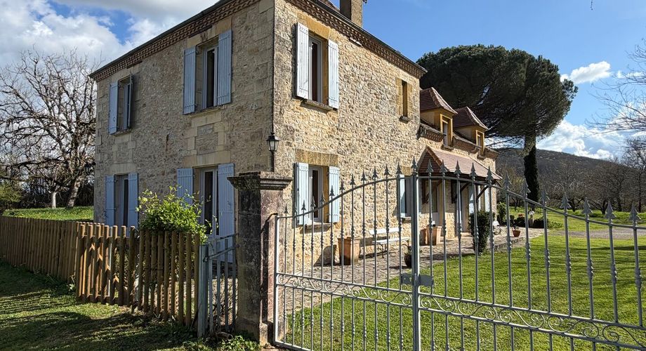 Une maison de caractère au cœur du Périgord Noir - Grande maison familiale avec piscine, vue sur le village et jardin, proche rivière Dordogne.
