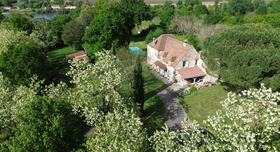 Une maison de caractère au cœur du Périgord Noir - Grande maison familiale avec piscine, vue sur le village et jardin, proche rivière Dordogne.