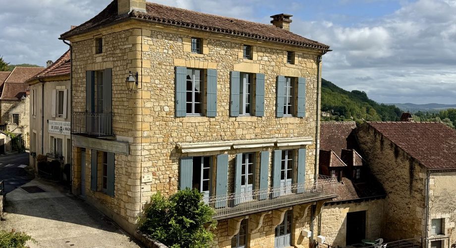 Maison de maître dans coeur de village typique périgourdin